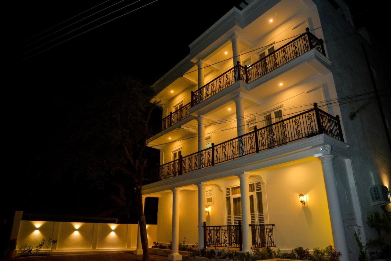 Negombo New Queen'S Palace Hotel Exterior photo