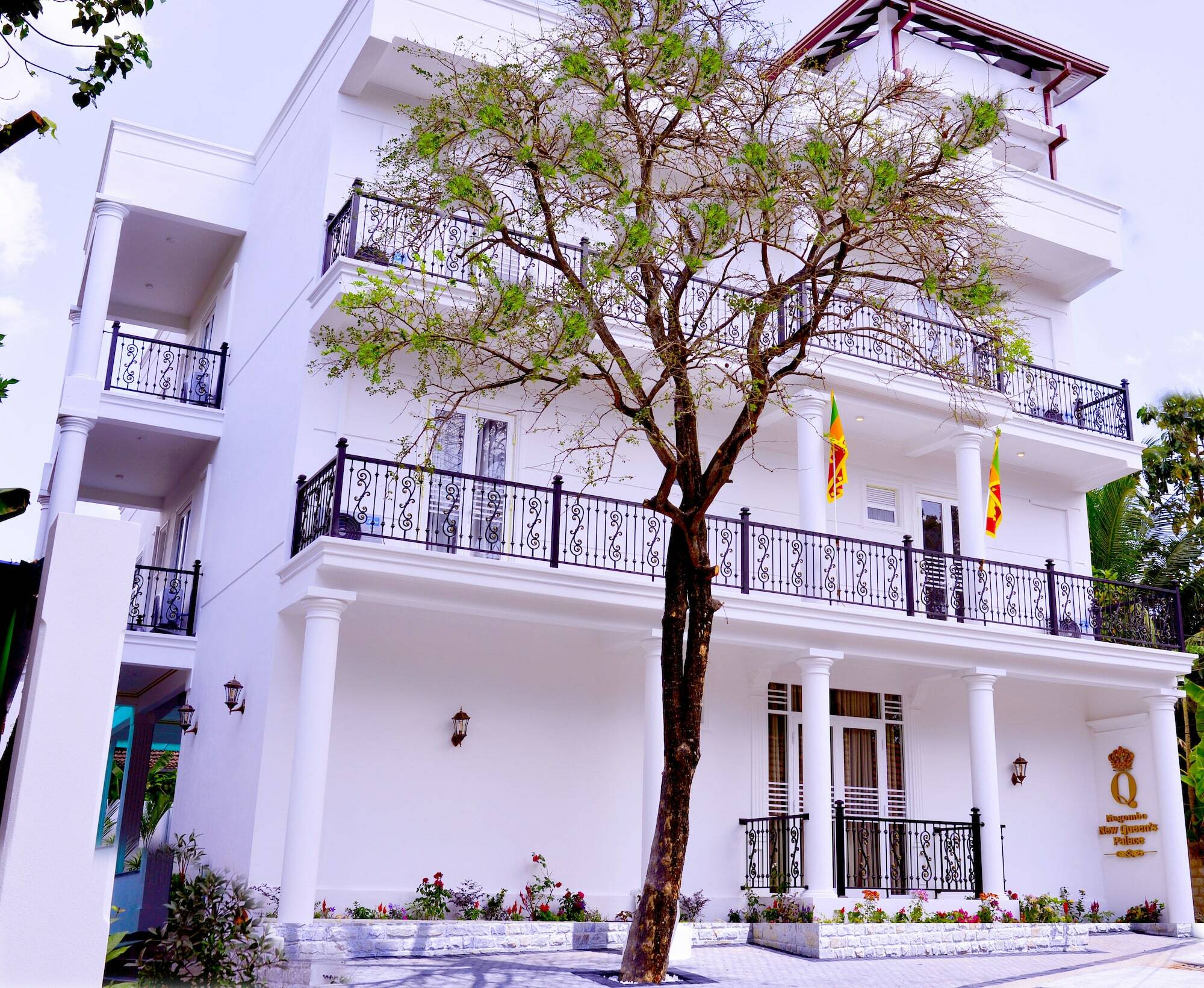 Negombo New Queen'S Palace Hotel Exterior photo